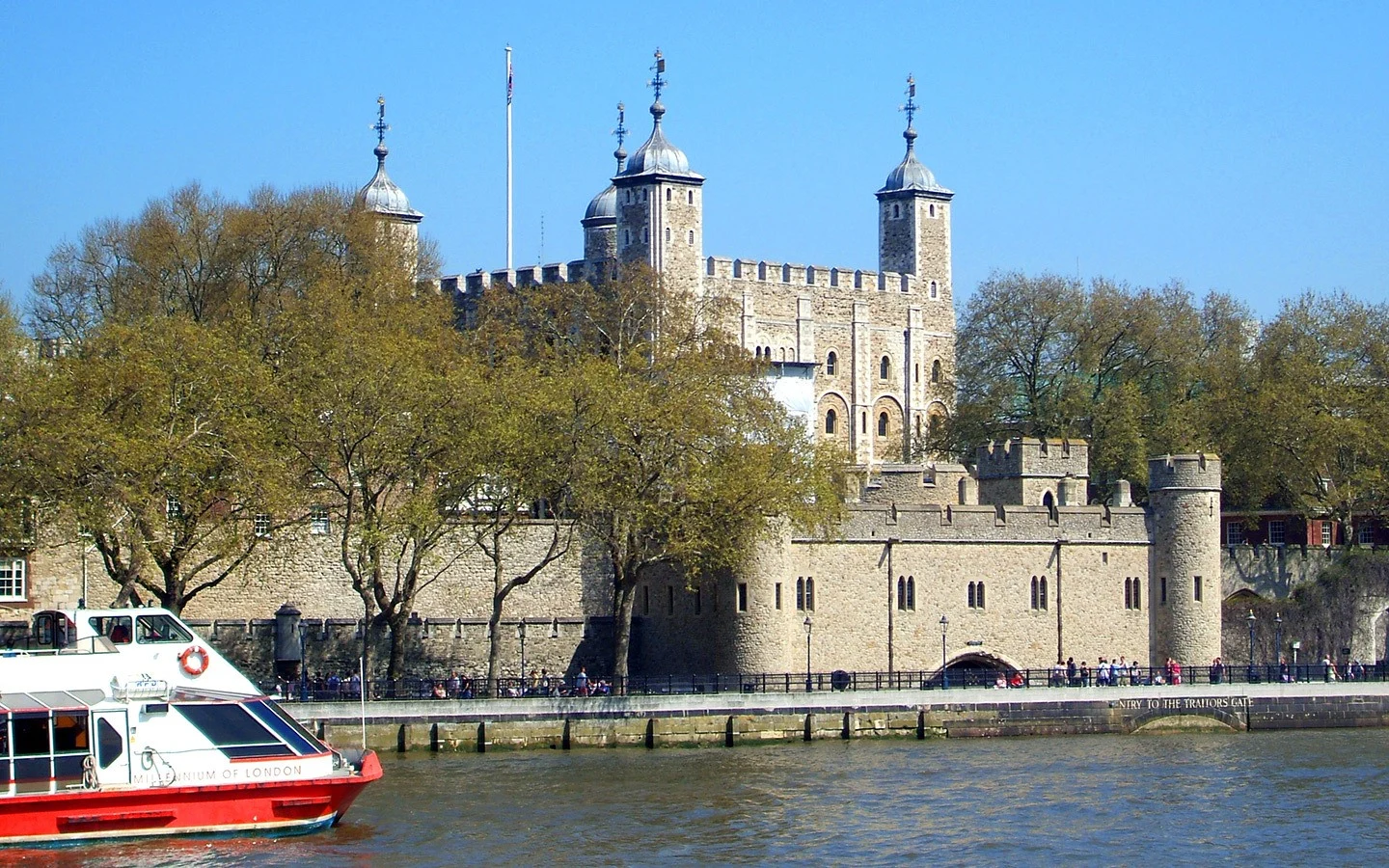 Boat trip past the Tower of London