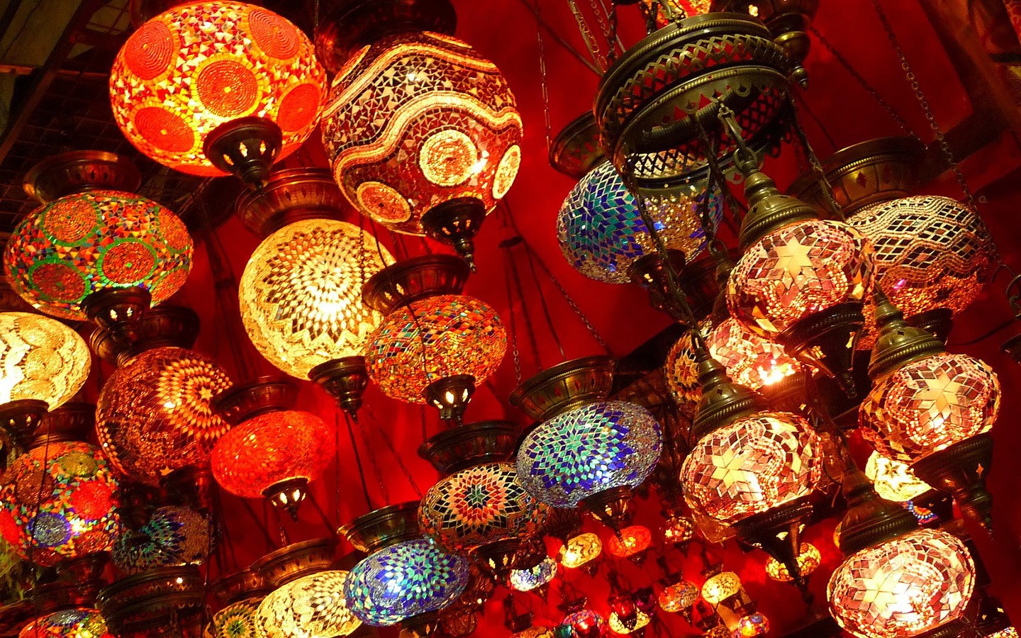 Colouful lanterns in the Grand Bazaar – one day in Istanbul