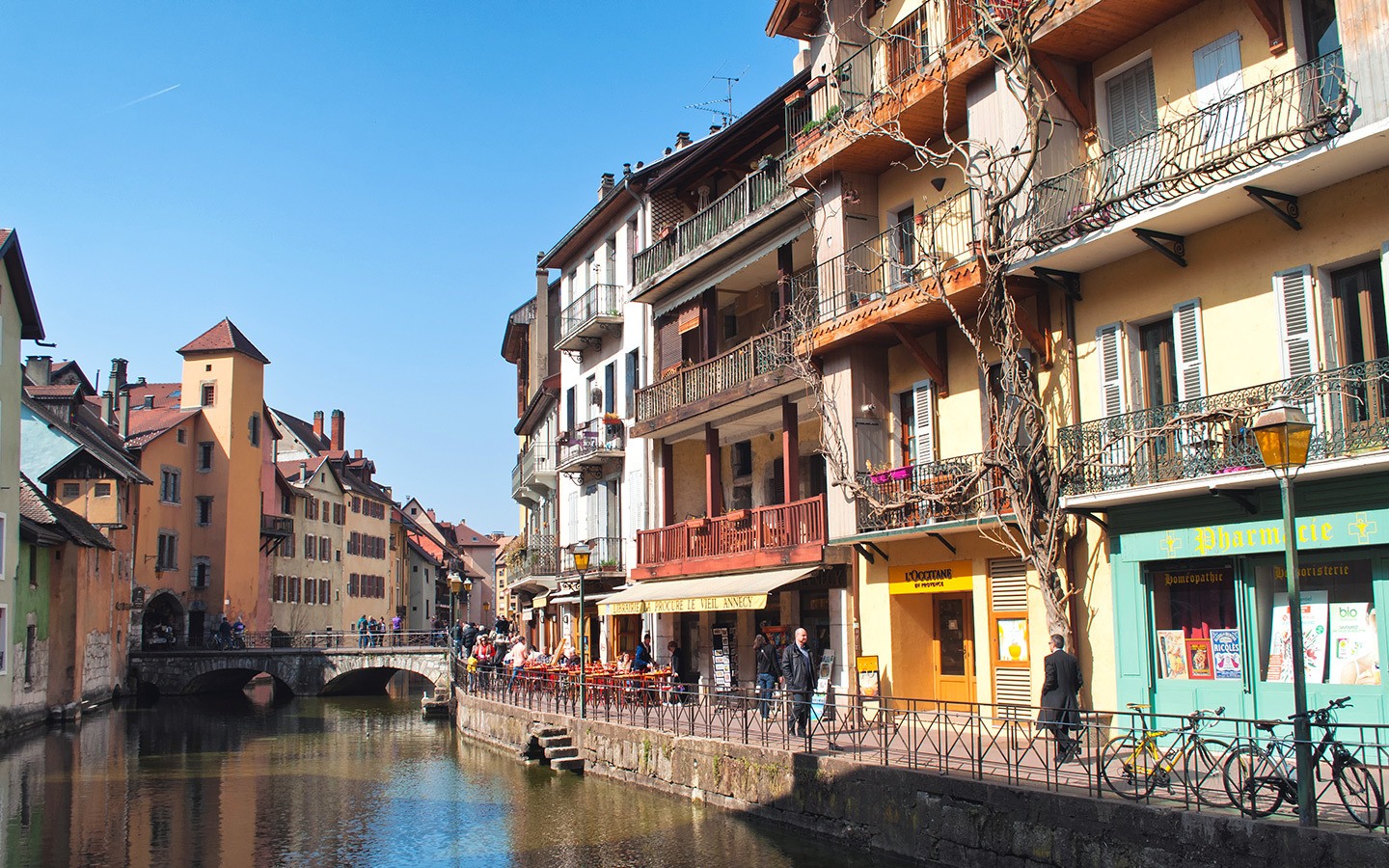 Explore the canals of the Vieille Ville – one of the top things to do in Annecy