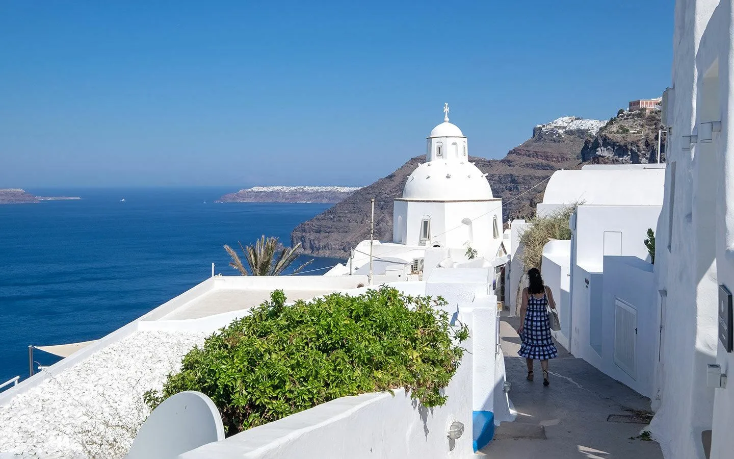 Walking through the backstreets of Fira, Santorini