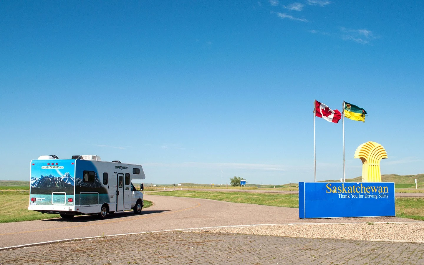 RVing in Canada om Highway 1 crossing over into Saskatchewan 