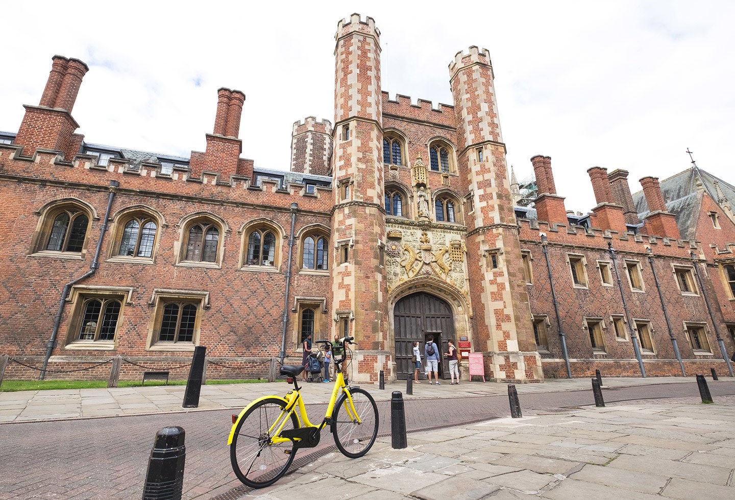 Cycing among the colleges in Cambridge