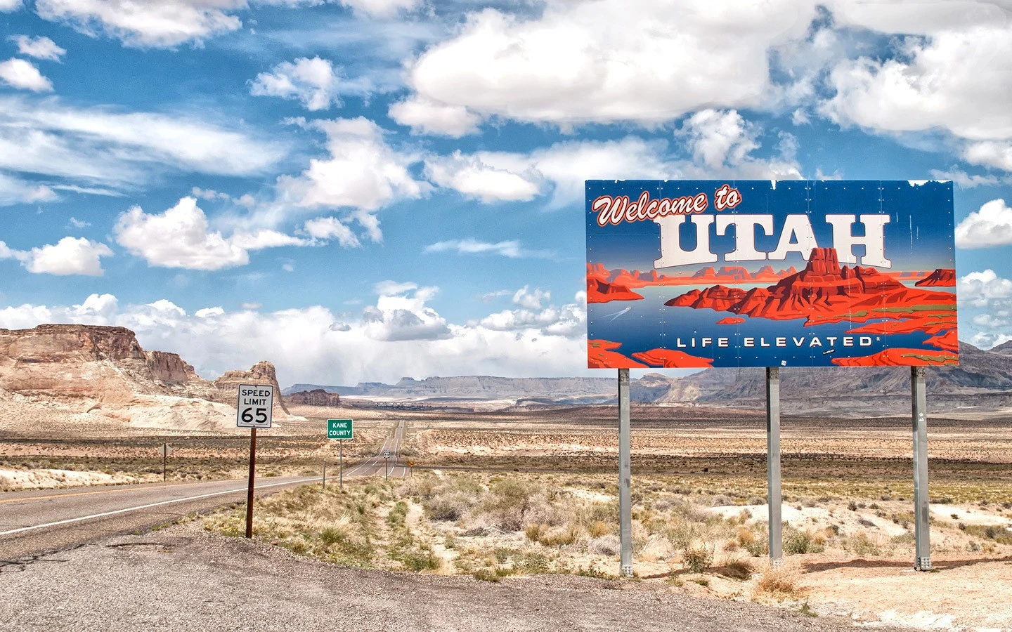 Welcome to Utah sign on a southwest USA road trip