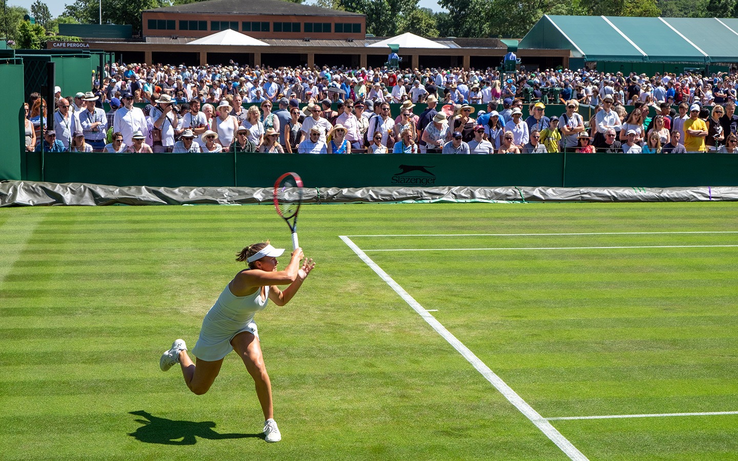 Female tennis players on court 