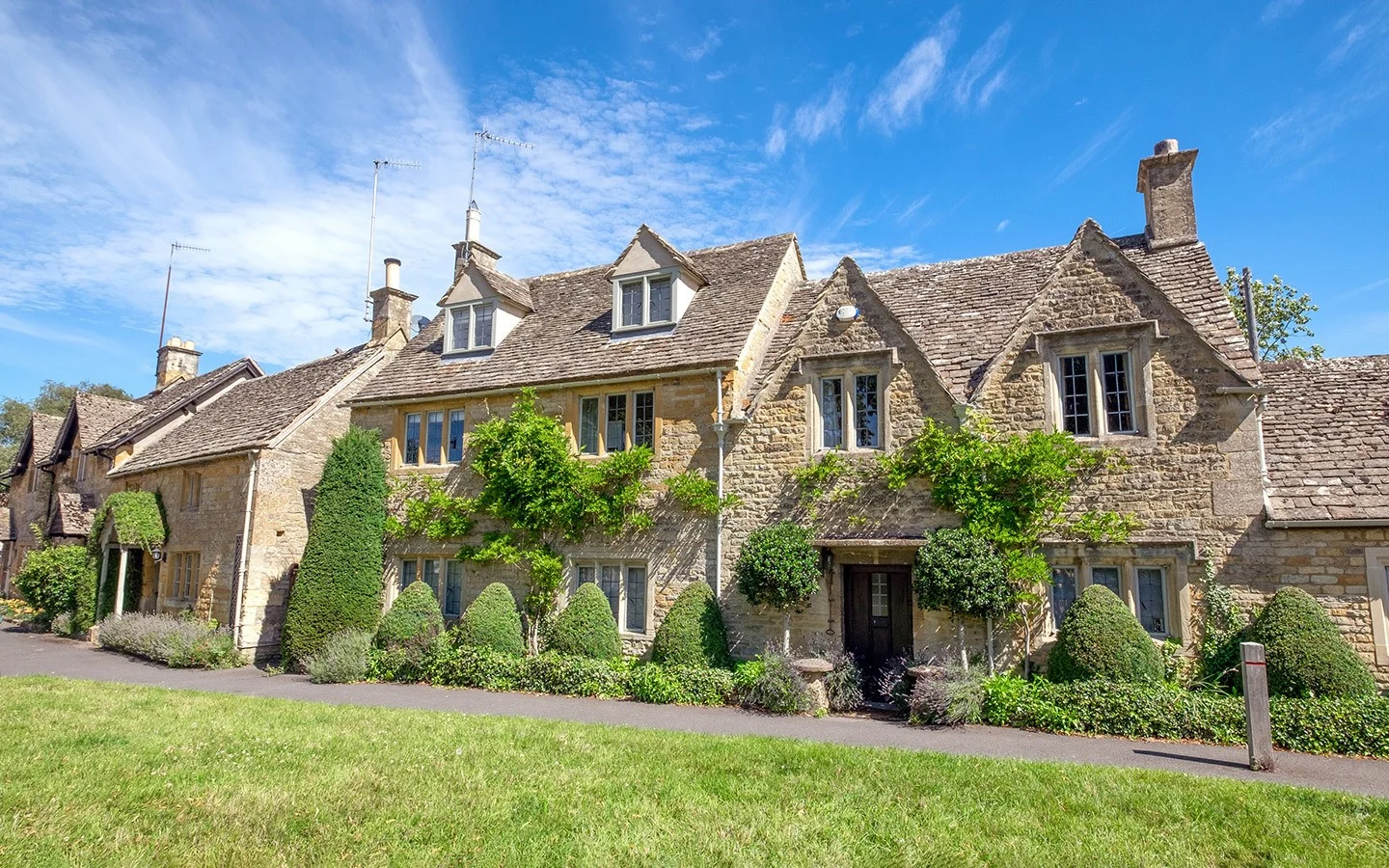 Cotswold stone cottages in Lower Slaughter