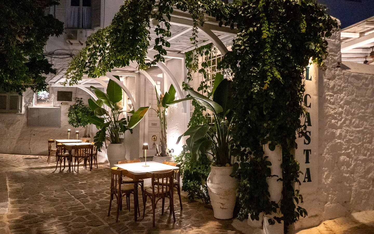 Il Casta Italian restaurant in Hydra at night