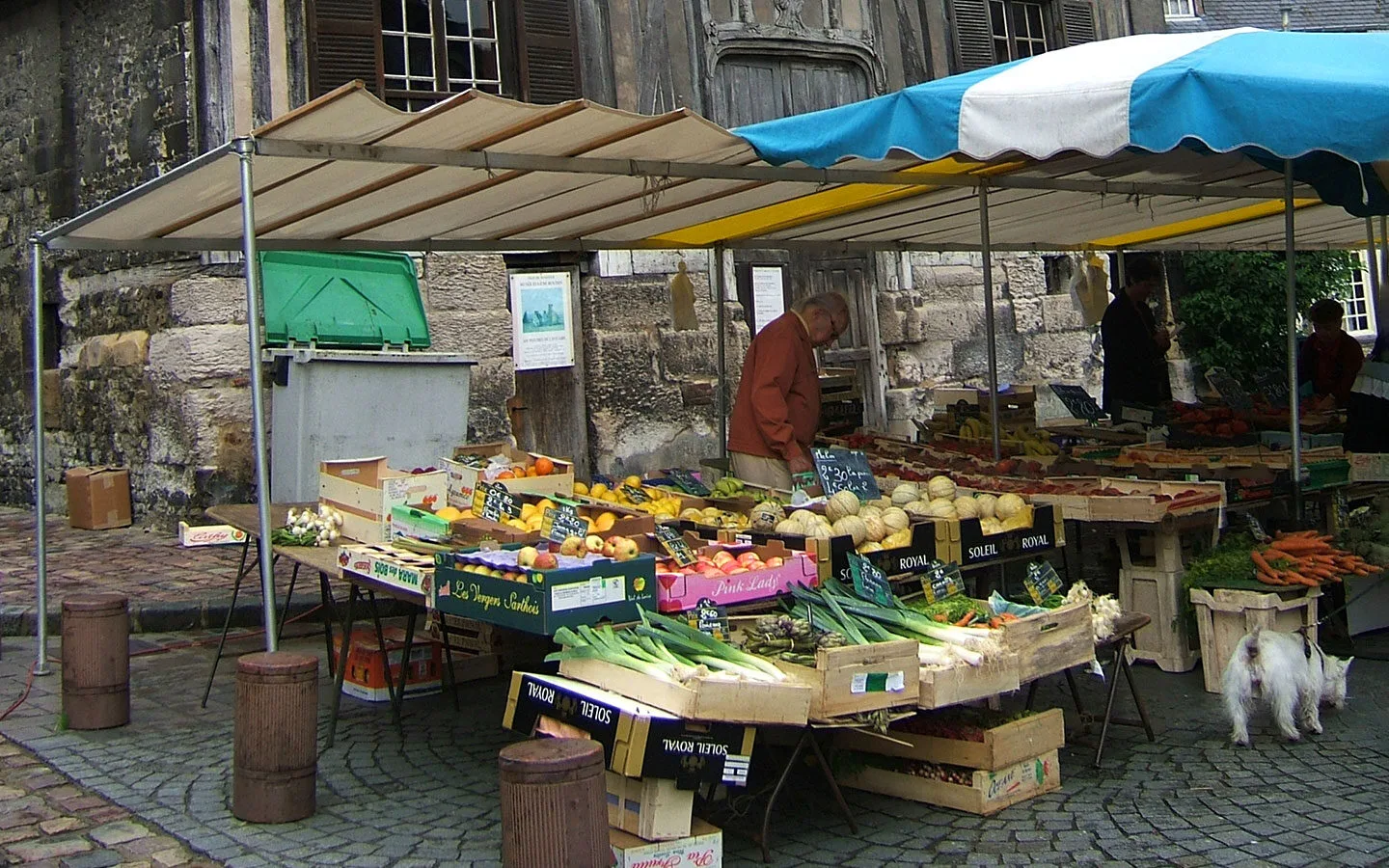 Fruit and vegetable stall at Honfleur's farmers' market