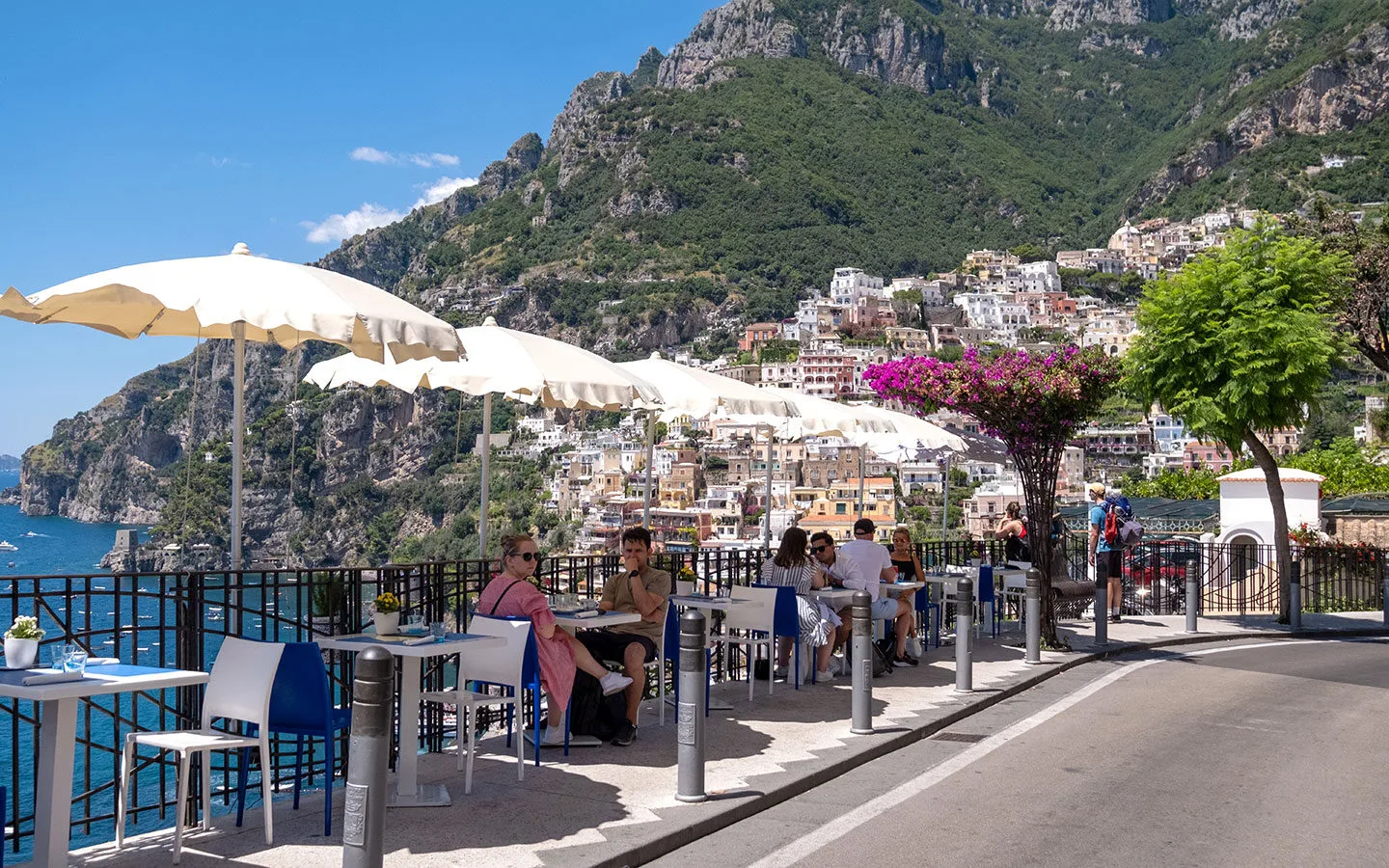 Roadside café with a view in Positano