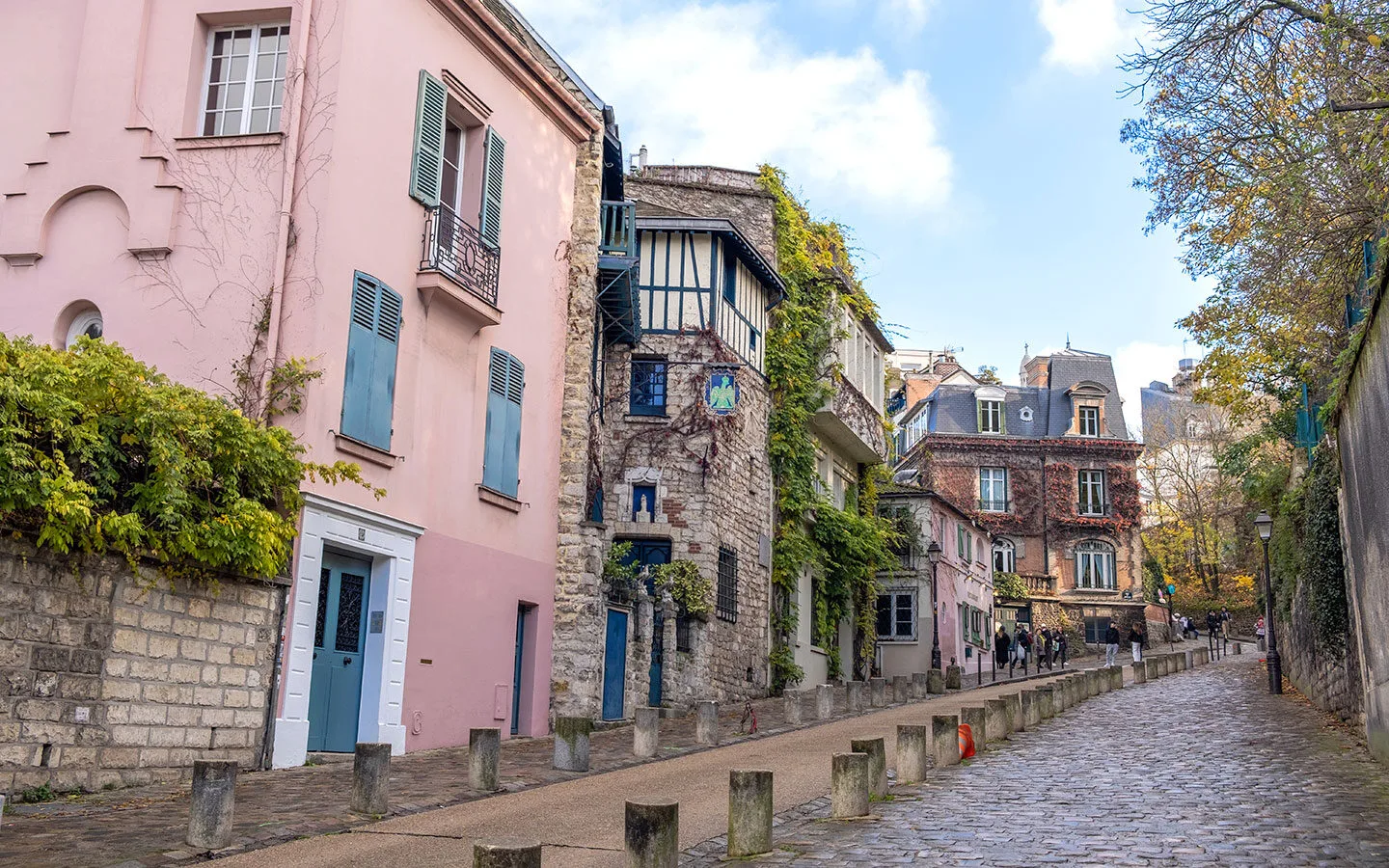 Colourful houses on Rue de l’Abreuvoir on a free walking tour of Montmartre