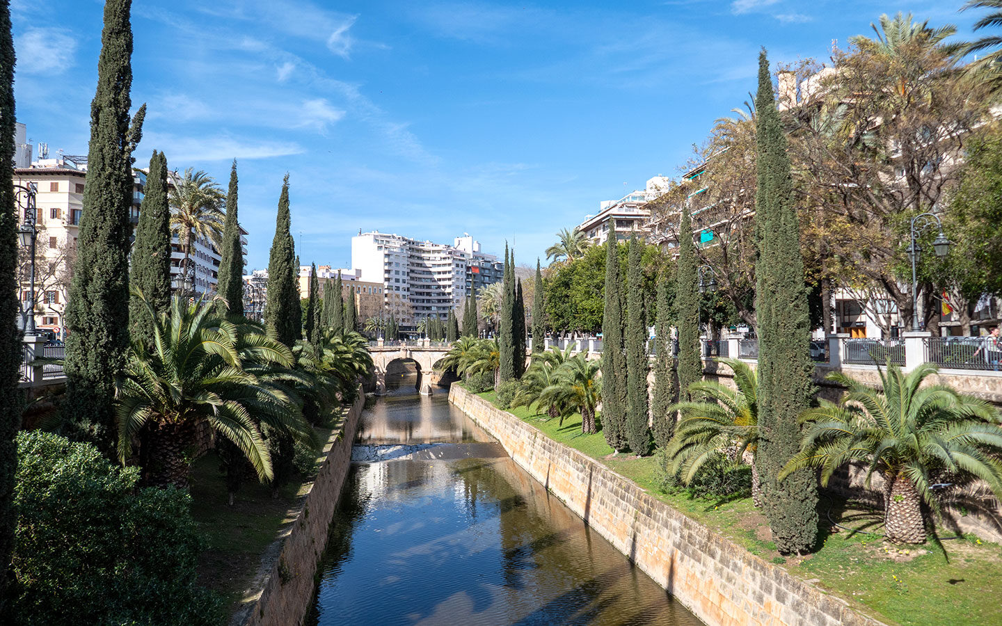 Along the Passeig de Mallorca canal